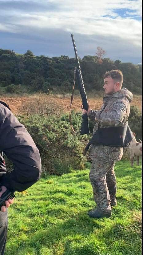A hunt's gunman is confronted by sabs