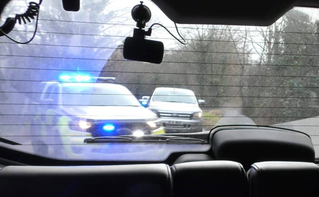 Police pull over hunt thug vehicle